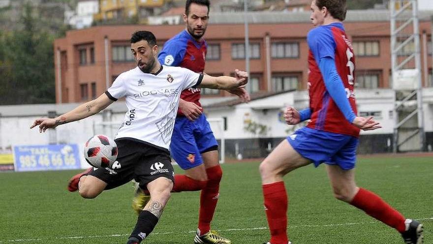 Cristian dispara ante la presión de Juan Carlos y Rafa Felgueroso.