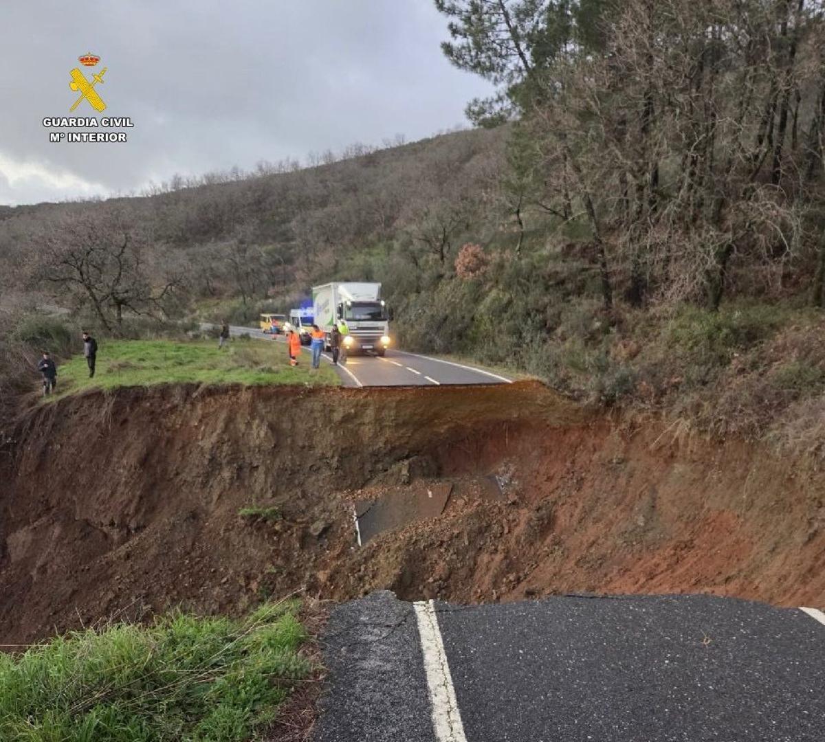 Fotogalería | Un gran socavón corta al tráfico la carretera CC-428 de Berzocana a Logrosán Fotogalería | Un gran socavón corta al tráfico la carretera CC-428 de Berzocana a Logrosán