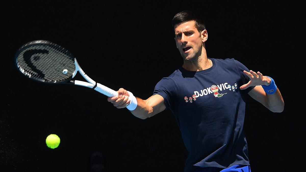 Novak Djokovic of Serbia is seen in action during a training session at Melbourne Park in Melbourne, Wednesday, January 12, 2022. (AAP Image/James Ross) NO ARCHIVING AAPIMAGE / DPA 12/01/2022 ONLY FOR USE IN SPAIN