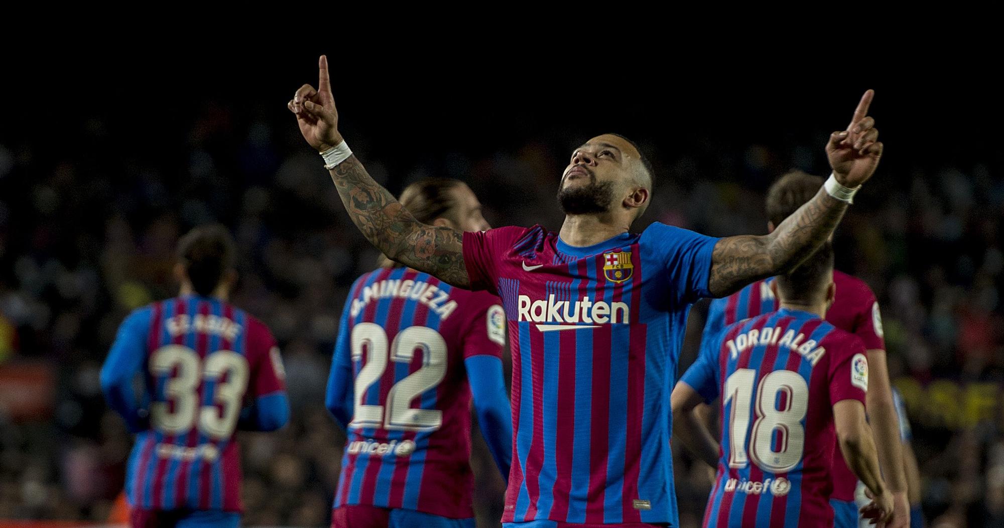 Memphis celebra su gol de penalti durante el derby, Barça - Espanyol