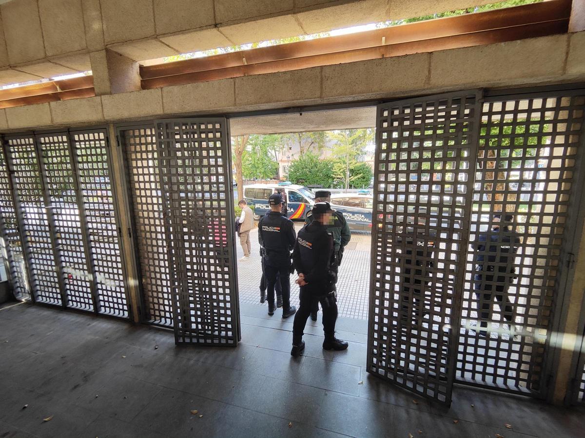 Agentes de la Policía Nacional y la Guardia Civil en la entrada de la Audiencia de Badajoz, este jueves.