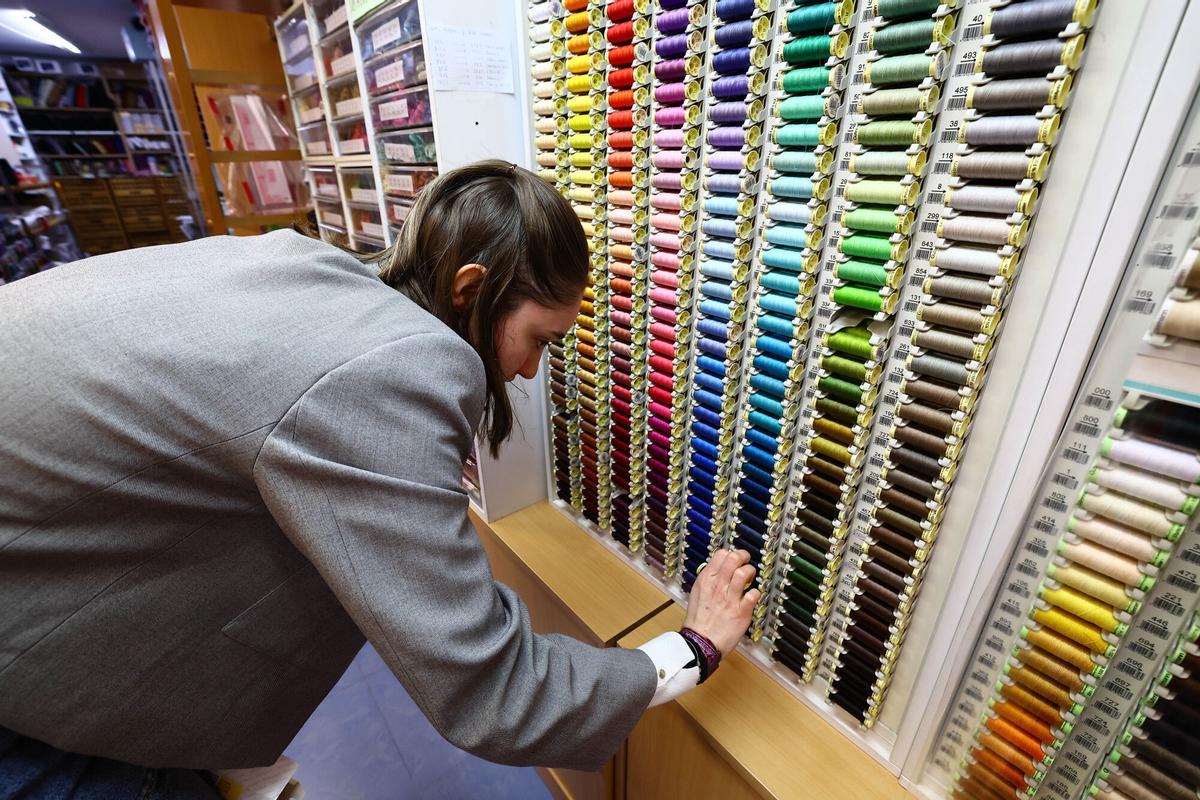 Mercería Ibarra, la nueva vida de un negocio tradicional en el centro de Zaragoza que pasa de madre a hija