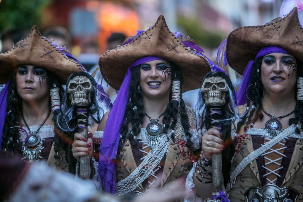 El espectáculo recrea la conquista de la isla de Tortuga con un boato de casi 400 personas, animadas danzas y guiños a la historia