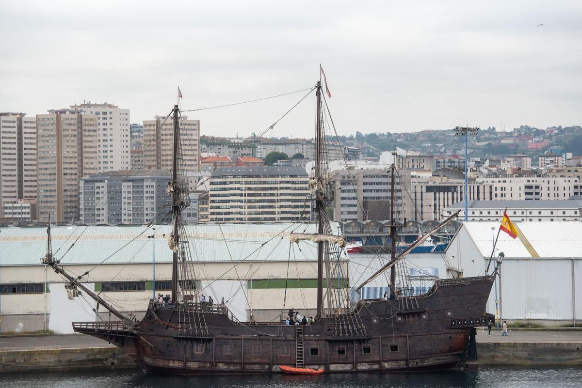 El galeón Andalucía recibe visitas hasta el domingo en el muelle de Calvo Sotelo