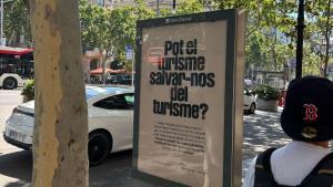 La marquesina que invita a reflexionar sobre el turismo, en paseo de Gràcia con el pasaje de la Concepció.