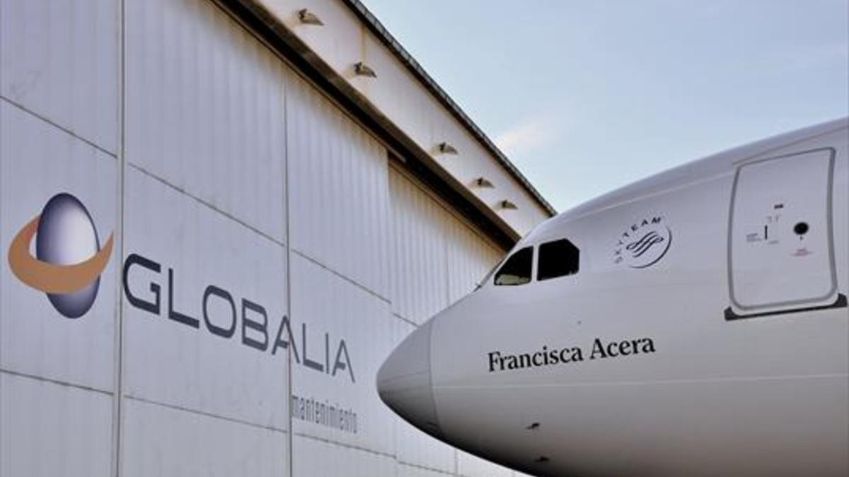 Un Airbus 330-300 de Air Europa, del Grupo Globalia, ante un hangar del aeropuerto de Palma de Mallorca.