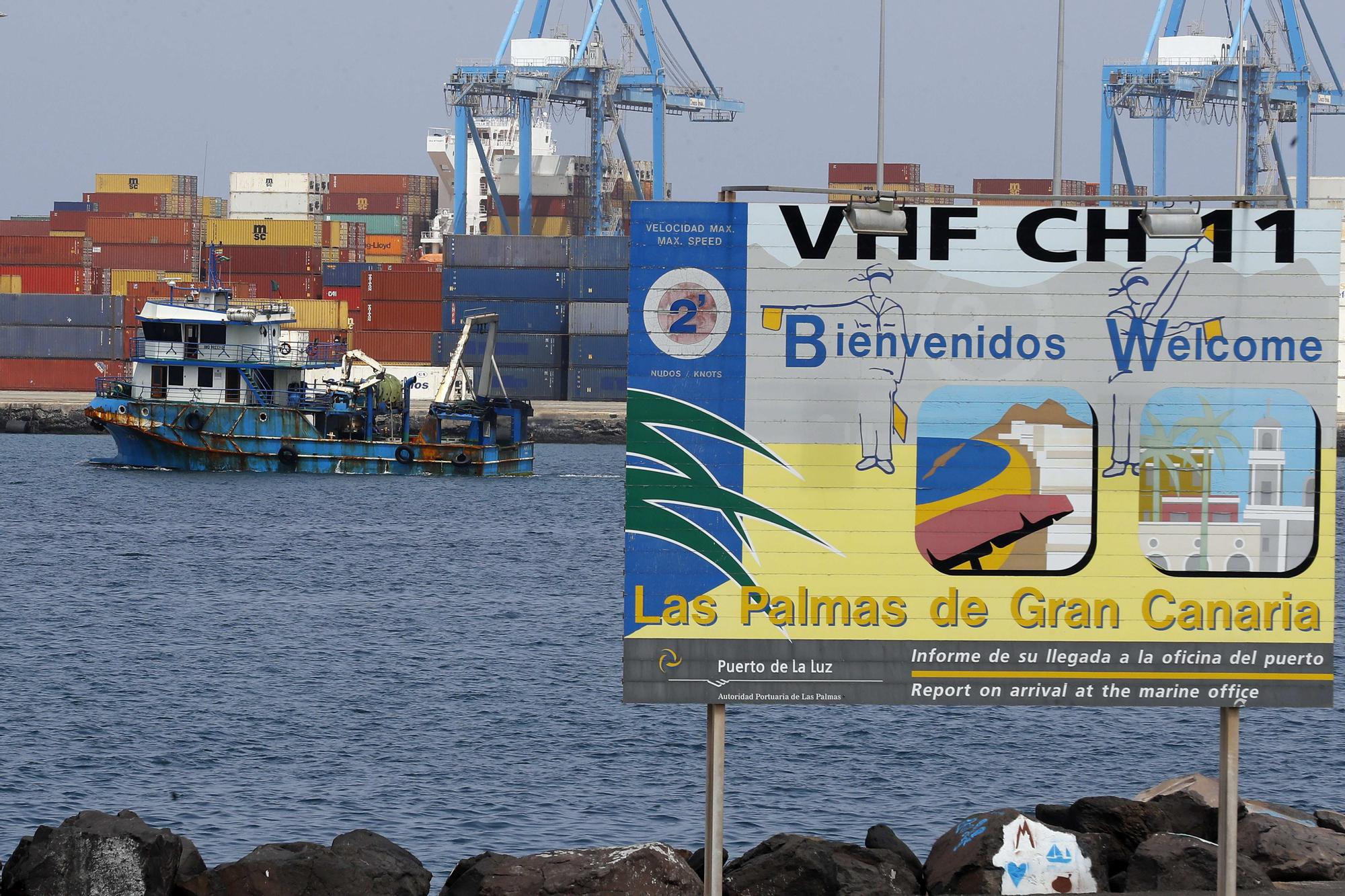 Trasladan a Gran Canaria a cinco detenidos en un pesquero con droga