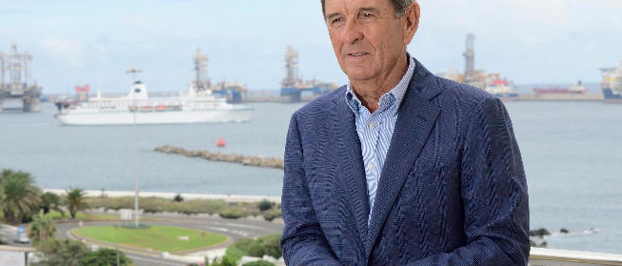 El exdirector de Astican, José Romero, con el Puerto de La Luz al fondo.