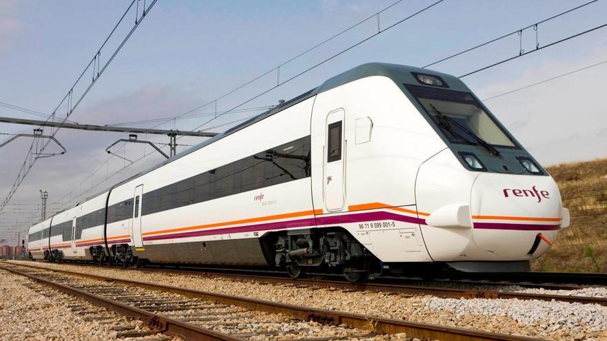 Un tren de Renfe en circulación.