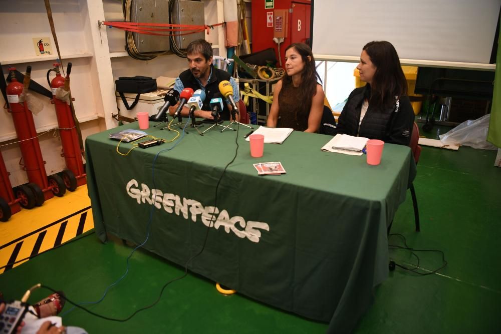 La organización ecologista atraca su barco 'Esperanza', en A Coruña, donde permanecerá atracado unos días para iniciar un recorrido por el Cantábrico bajo el lema 'Misión salvar el clima'.