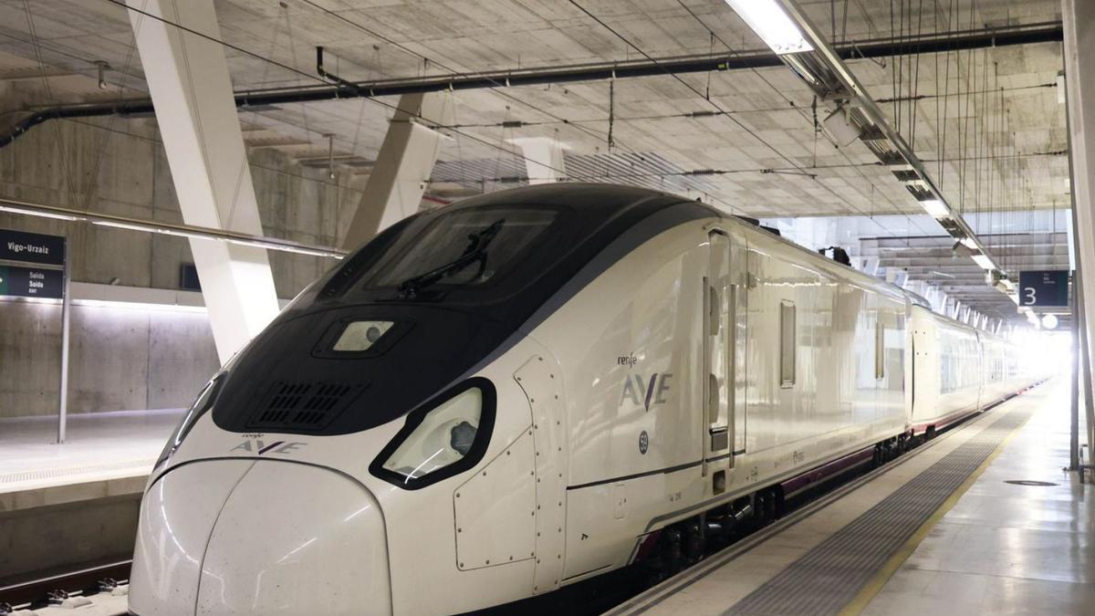 Un tren Avril, en la estación de Vigo-Urzáiz en una imagen de archivo. | Alba Villar