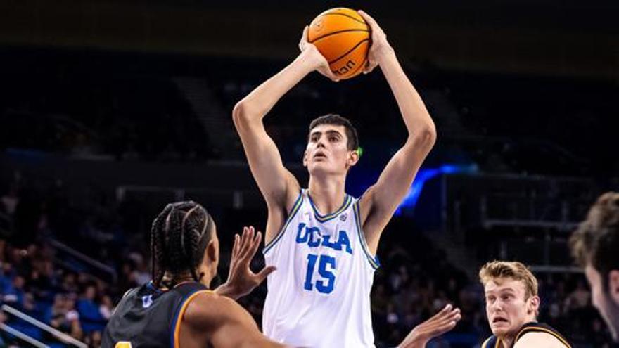 Aday Mara lanza a canasta durante un partido con UCLA.