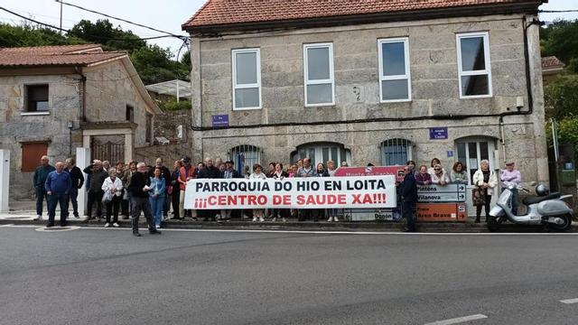 La concentración vecinal de este sábado delante del consultorio y Casa da Unión, en O Hío. | FDV