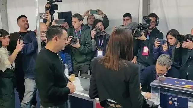 Xavi Hernández va a votar y se encuentra reacciones de todo tipo