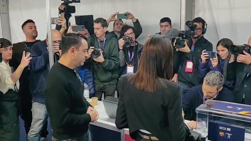 Xavi Hernández va a votar y recibe una oleada de aplausos