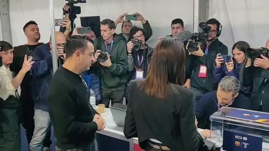 Xavi Hernández va a votar y se encuentra reacciones de todo tipo