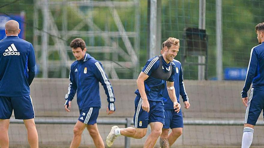 Carlos Hernández, en el centro, ayer en El Requexón.