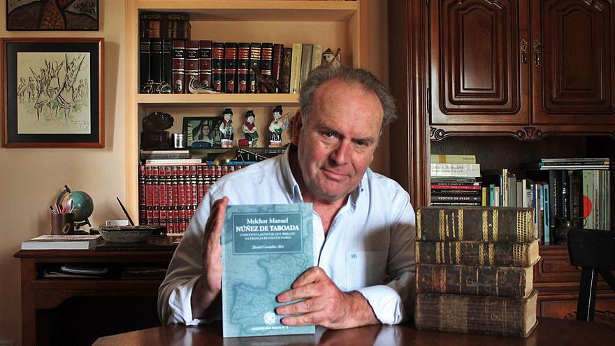 Alén, con las primeras ediciones del diccionario de Núñez de Taboada y con su obra.