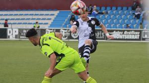 Moyano lucha un balon con un jugador local