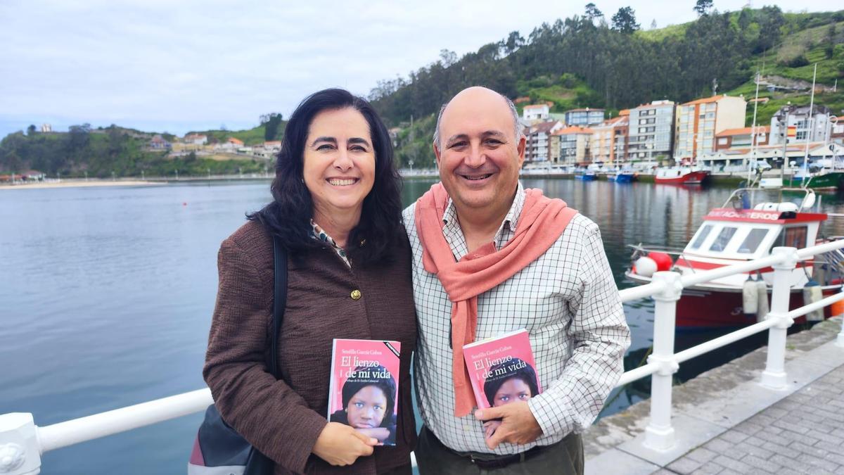Setefilla García Cobos y Luis Barrera Gallego, en la mañana de este sábado, en Ribadesella, con ejemplares del libro que recoge su experiencia familiar.