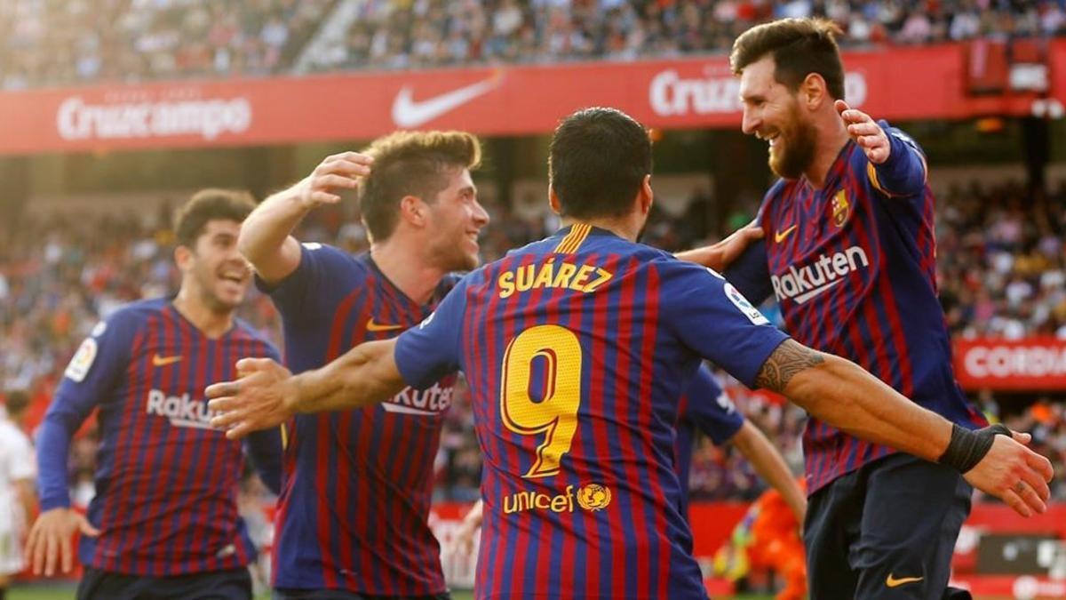 Messi celebra el tercer gol con sus compañeros.