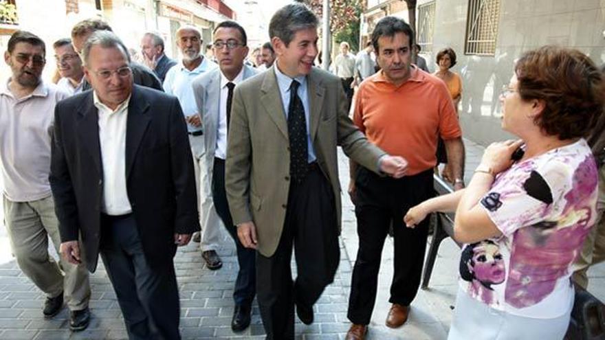 Manuel Dobarco (izqda) con el alcalde, Bartolomeu Muñoz, en una visita reciente en Santa Coloma. // Efe