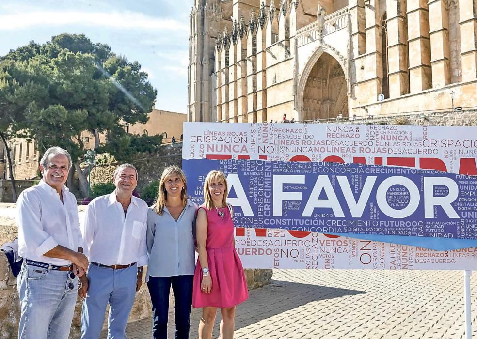 Una pegada de carteles con algún candidato nuevo