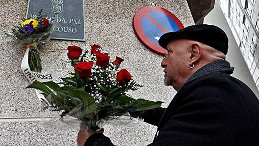 Ofrenda floral en memoria de José Couso, ayer, en Ferrol.