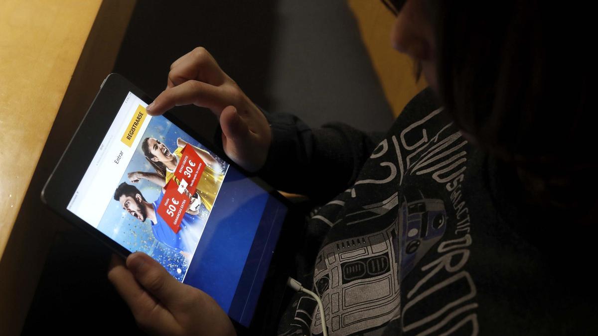 Un niño con una pantalla, de cuyo peligro de adicción como medio de juego online alertan los expertos