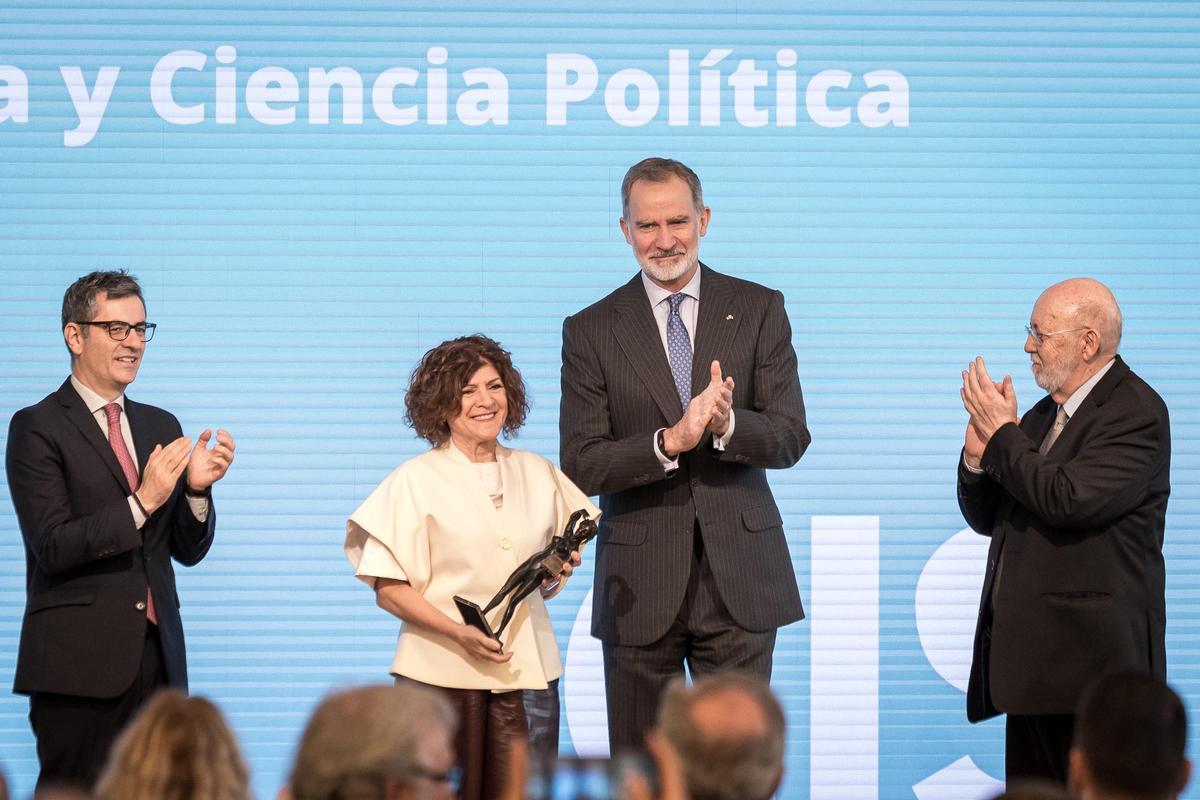 Capitolina Díaz recibe el premio de manos del rey Felipe VI.