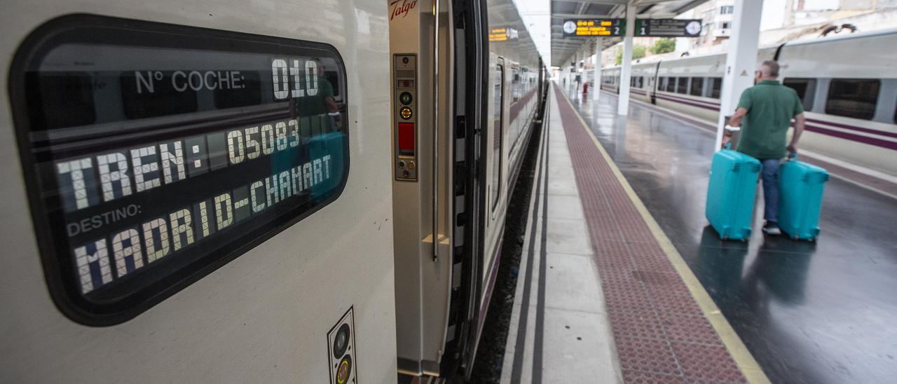 Tren AVE a punto de salir desde Alicante hacia la estación madrileña de Chamartín.