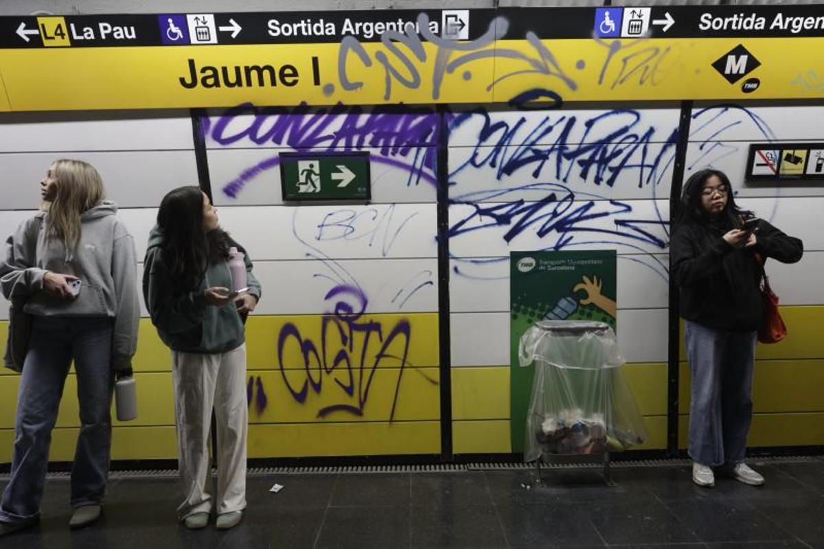 Así ha quedado la estación de metro de Jaume I después del acto vandálico