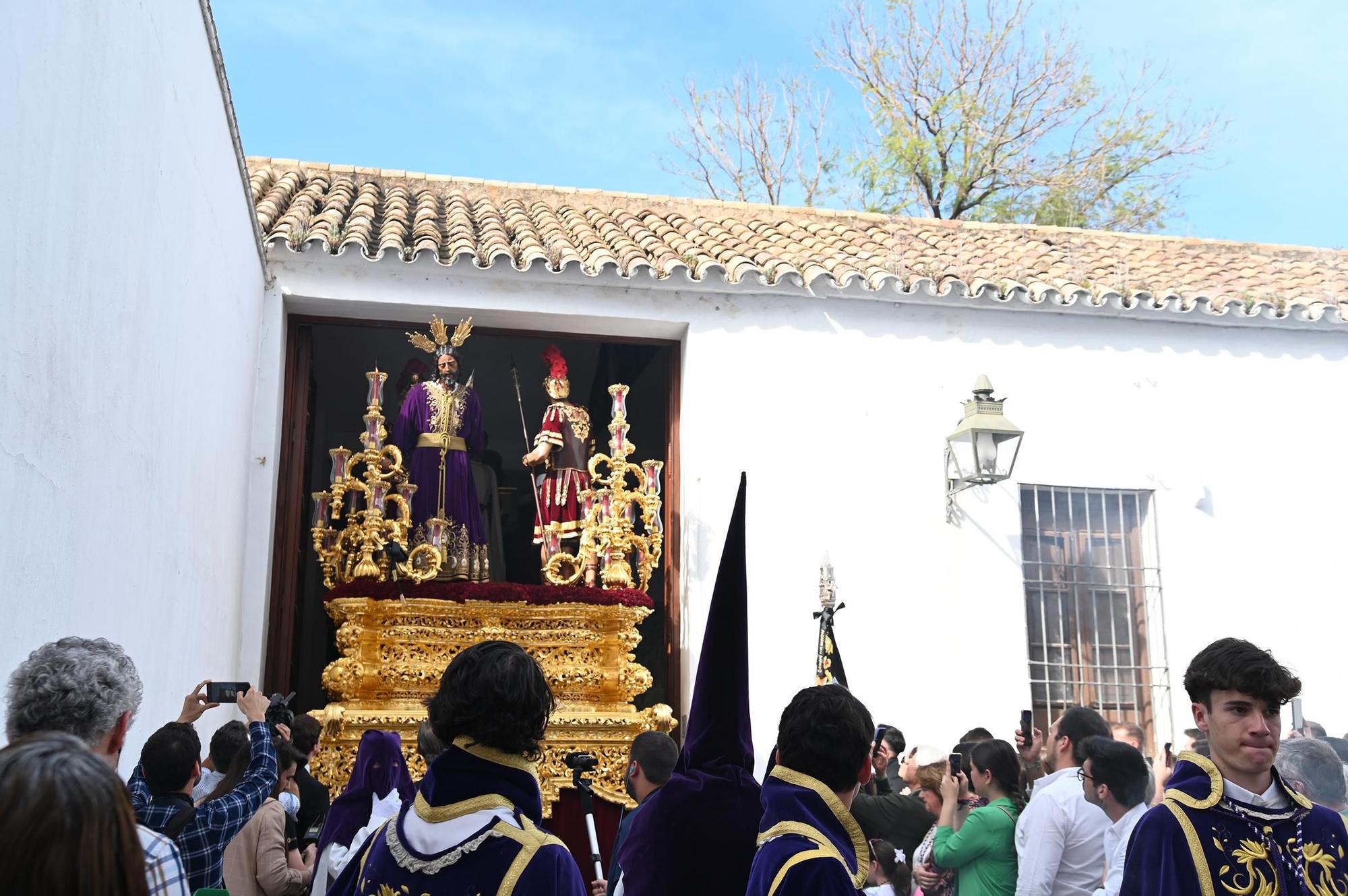 La Plaza de Capuchinos da salida a la Hermandad de la Sangre