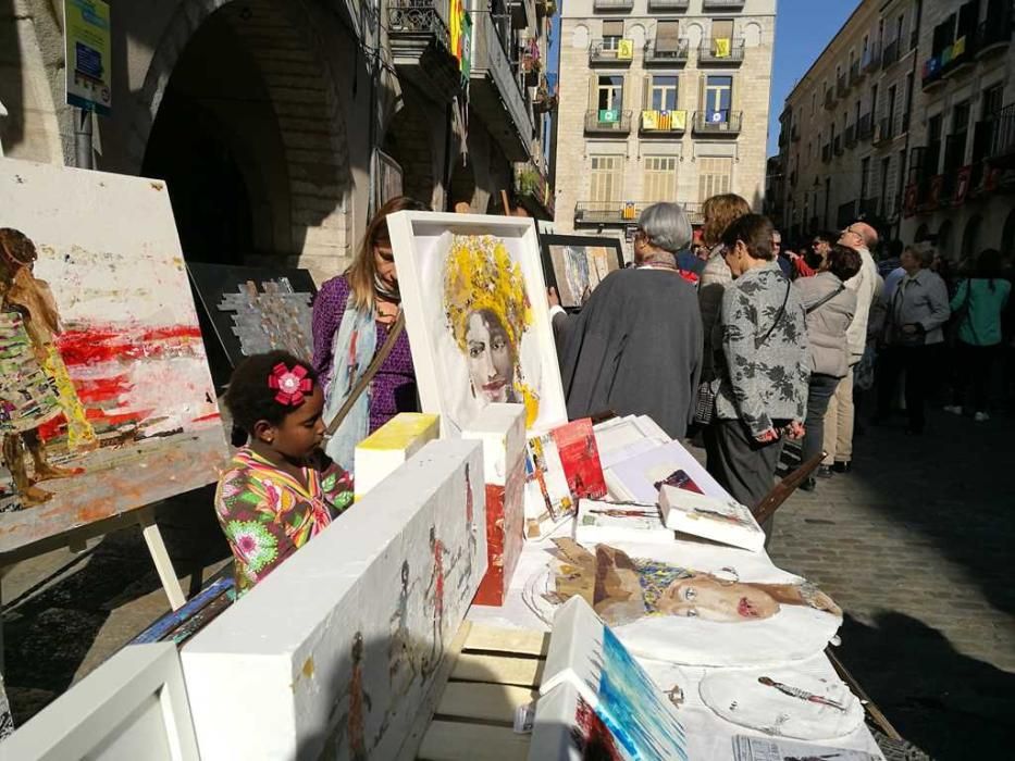 Milers de persones omplen el Barri Vell de Girona per Tots Sants