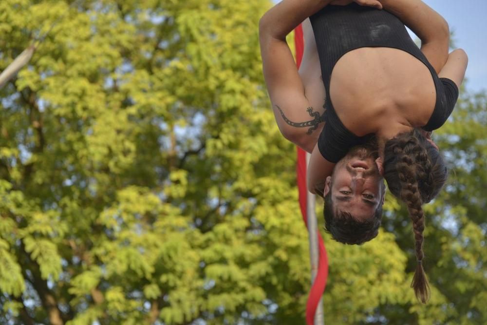 Trapecistas y malabaristas en el Puente Nuevo