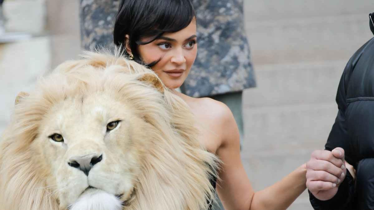 Irina Shayk, Kylie Jenner y el vestido cabeza de león de la Alta Costura de París