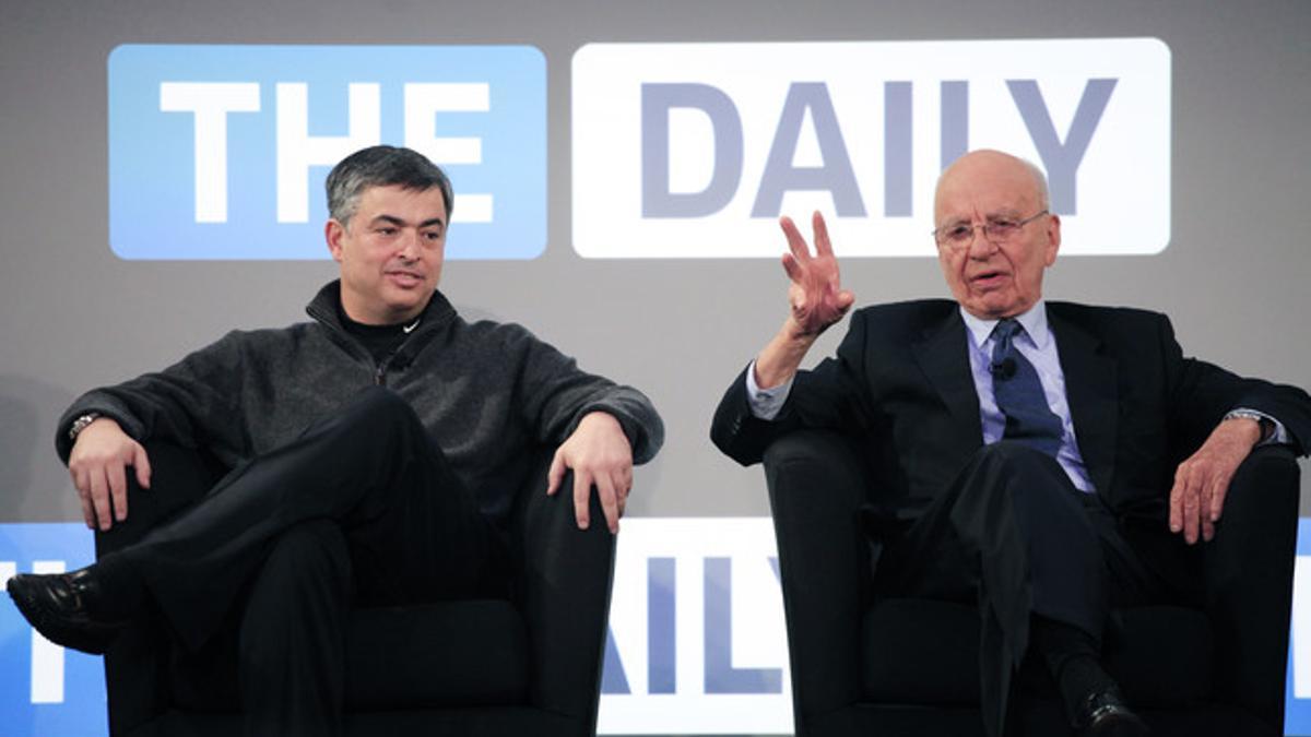 Rupert Murdoch (derecha) y el vicepresidente de Apple, Eddy Cue, en febrero del 2011 en Nueva York, en la presentación de 'The Daily'.