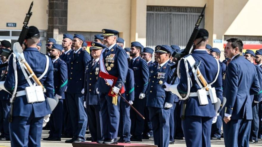 El General Jefe del Mando de Canarias (Macan), el general de división Francisco Javier Vidal, en el centro, rinde honores a la bandera de España, ayer, en Gando. | | MACAN