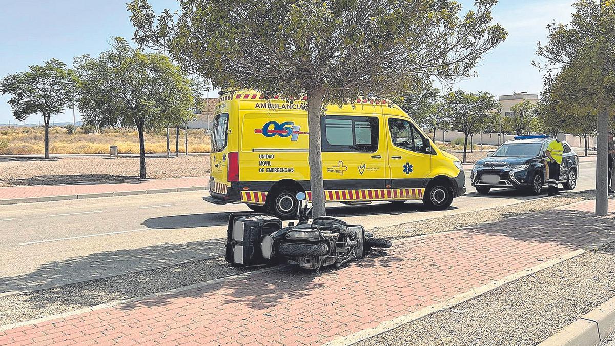 Policía y sanitarios, en el lugar de Molina donde se mató un motorista de 20 años.