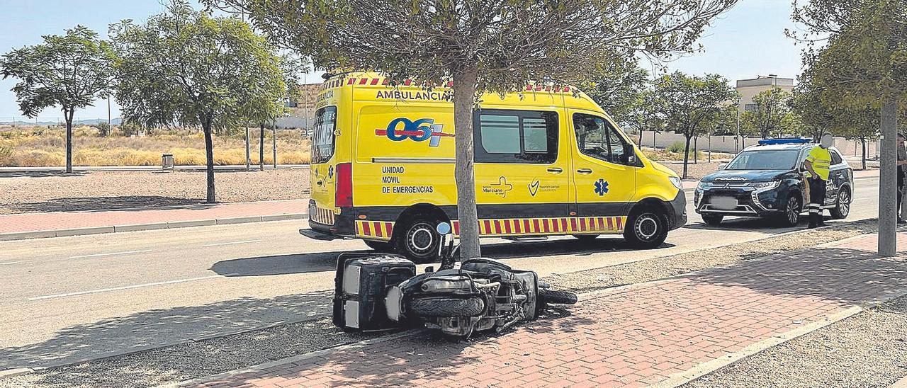 Policía y sanitarios, en el lugar de Molina donde se mató un motorista de 20 años.