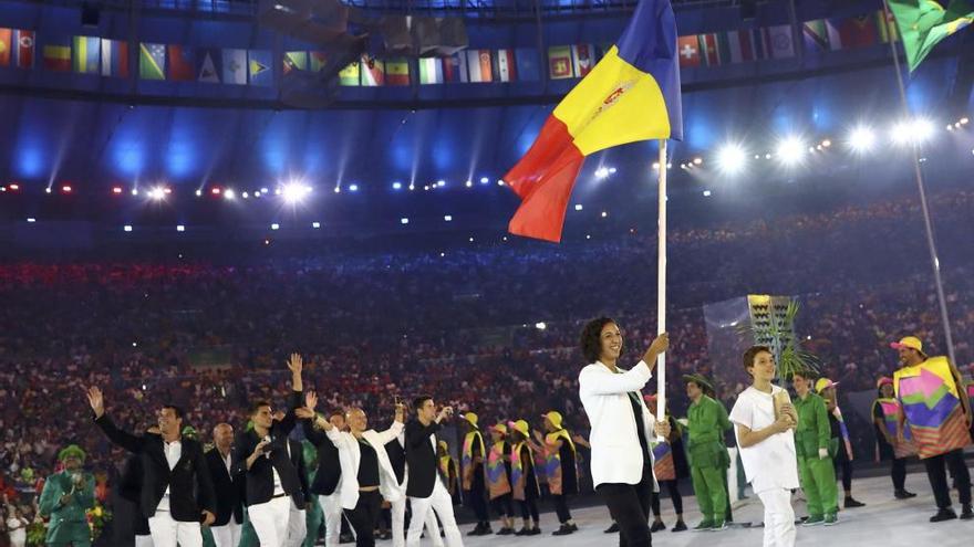 La judoca andorrana Laura Sallés durante su entrada a Maracaná con la bandera de su país.