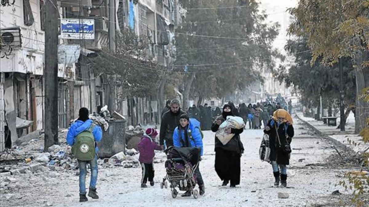 Evacuación de civiles en los barrios del este de la ciudad de Alepo, en Siria.