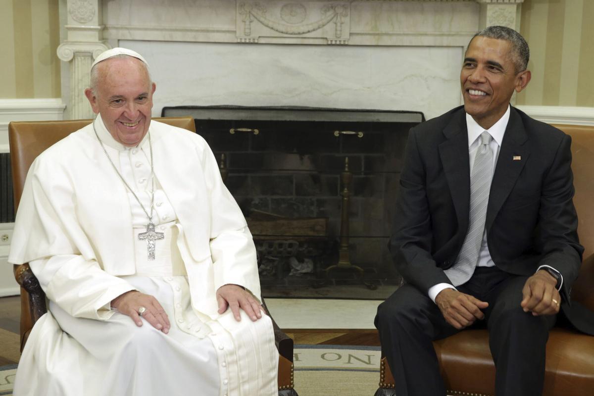 MHR01. WASHINGTON (ESTADOS UNIDOS), 23/09/2015.- El Papa Francisco conversa con el presidente de Estados Unidos, Barack Obama (derecha), durante el encuentro que mantuvieron en la Oficina Oval de la Casa Blanca, Washington, EE.UU., el 23 de septiembre de 2015. EFE/Alex Wong POOL. Papa Francisco. Barack Obama. Viajes oficiales. visita Estados Unidos. presidente
