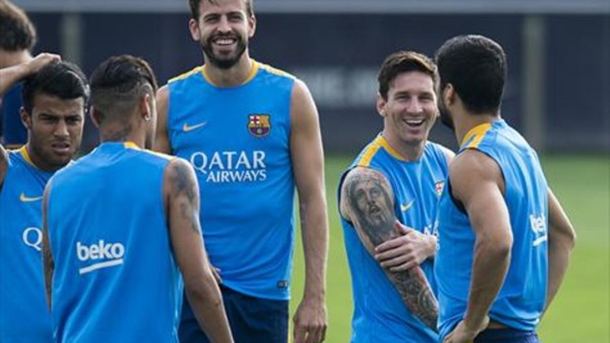 Messi bromea con Suárez, ante Neymar, Rafinha y Piqué, ayer en el entrenamiento.