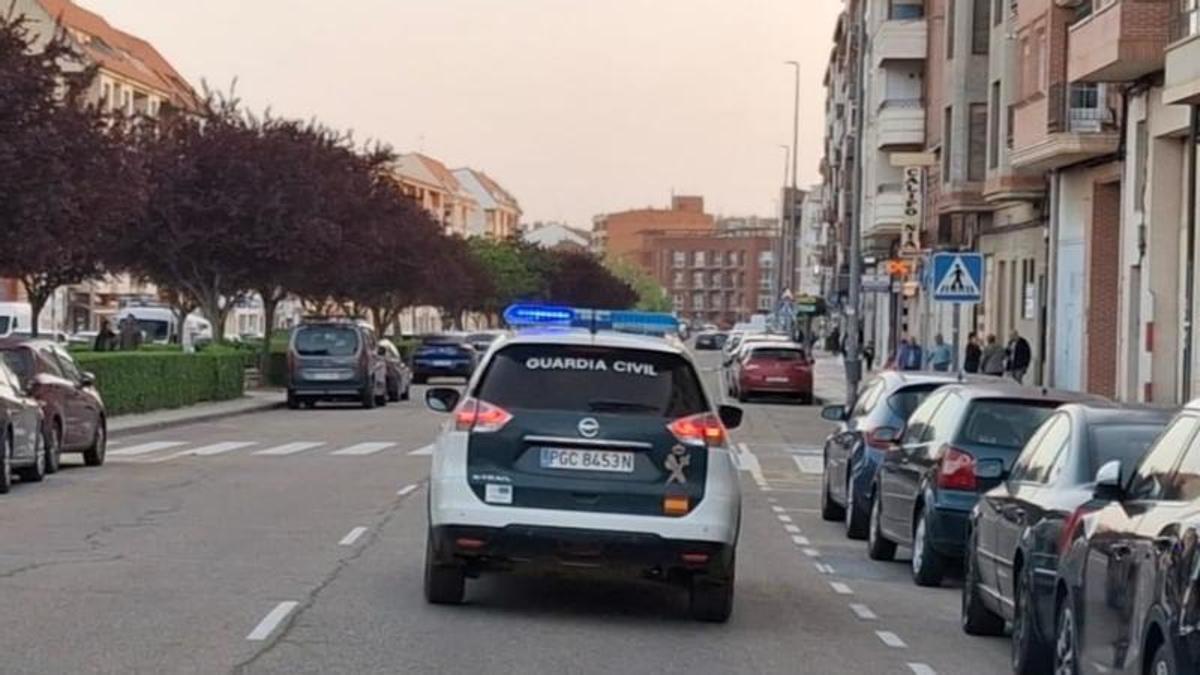 La Guardia Civil durante el dispositivo, por la avenida El Ferial de Benavente.