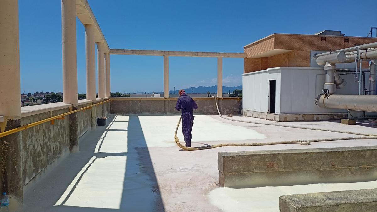 Trabajos de renovación de cubiertas en la Escola Superior de Tecnologia i Ciències Experimentals de la UJI