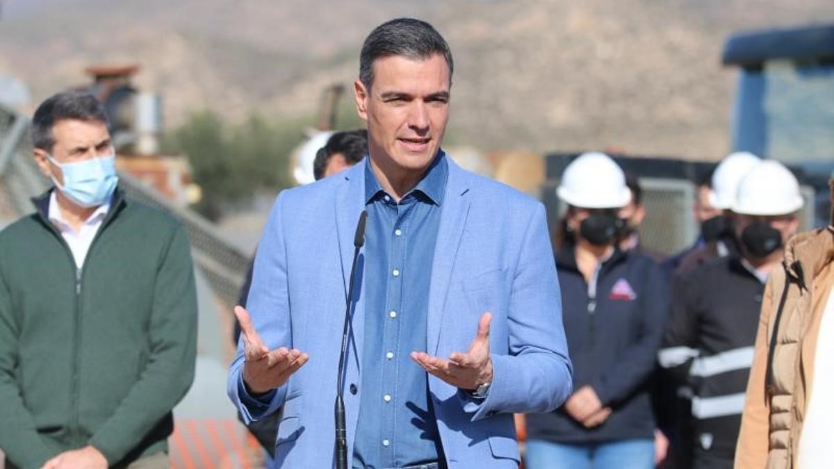 El presidente del Gobierno, Pedro Sánchez, durante su intervención ante los medios después de realizar la visita a la planta geotérmica de Cardial Recursos Alternativos, SL, este 7 de febrero de 2022 en Níjar, Almería. Se trata de la primera planta en aprovechamiento de geotermia que, además, permitirá abastecer de calefacción barata y renovable a la industria agrícola de la región.