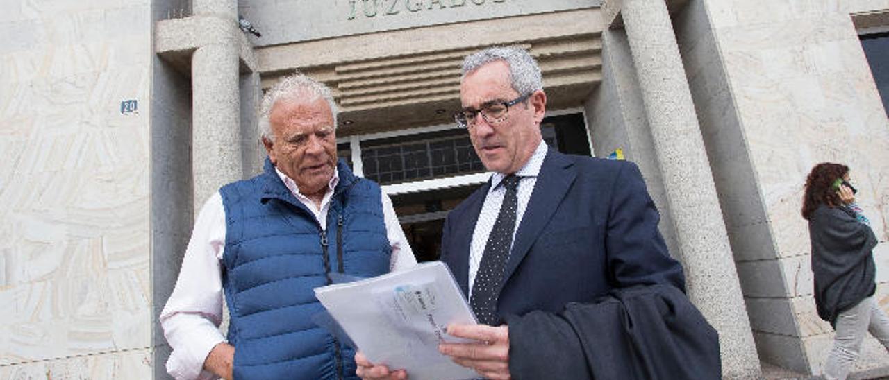 José Villalba, uno de los denunciantes junto al abogado Rafael Mateo, tras salir del Palacio de Justicia.