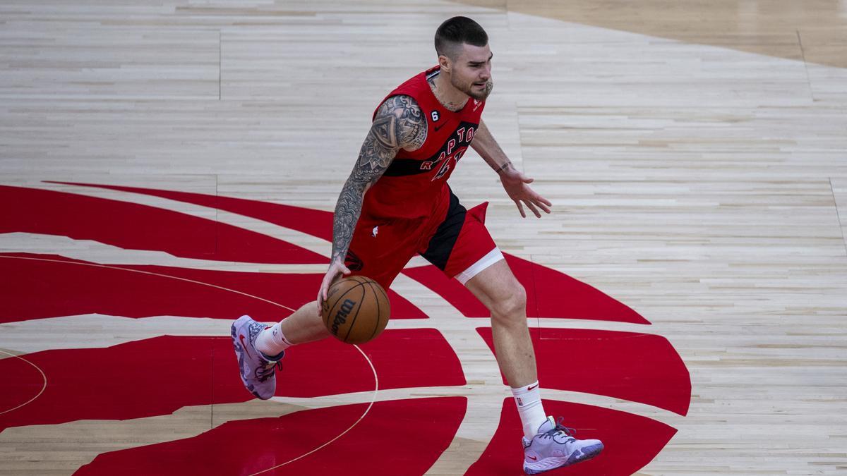 Juancho con la bola en el centro del campo en el Toronto Raptors -  Brooklyn Nets