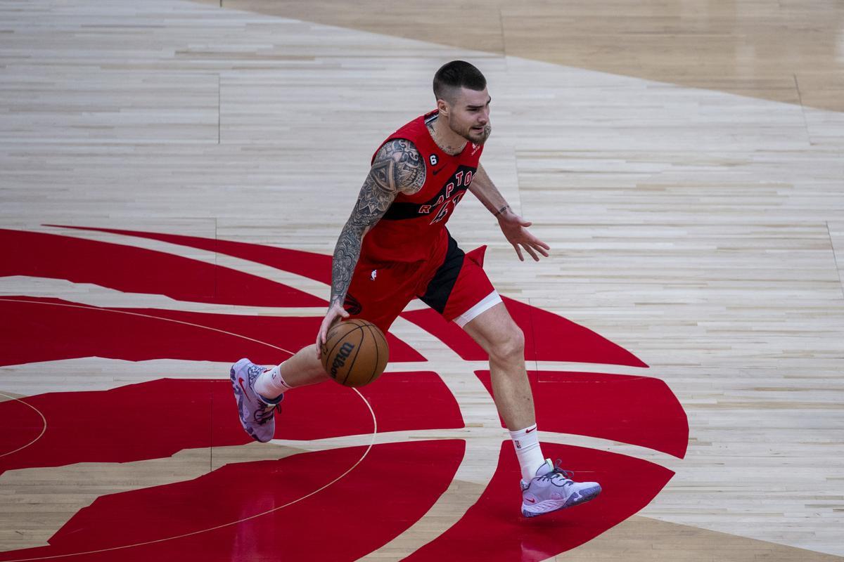 Juancho con la bola en el centro del campo en el Toronto Raptors -  Brooklyn Nets